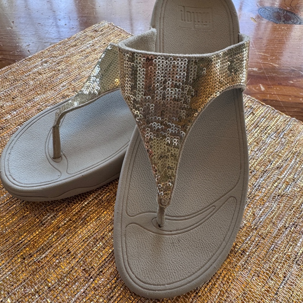 ✨Fitflop Lulu Toe-post Gold Sequin Sandals size 8 ✨